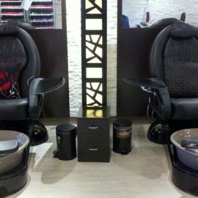 Illuminated geometric dividers separating manicure stations